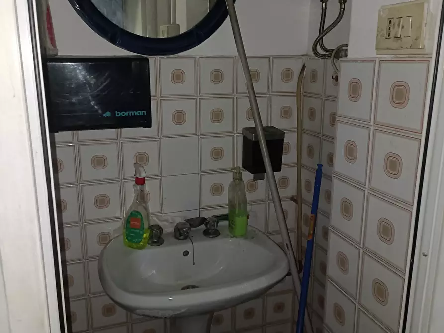 Immagine 26 di Locale commerciale in vendita  in Via Tullio Molteni 7R 9R a Genova