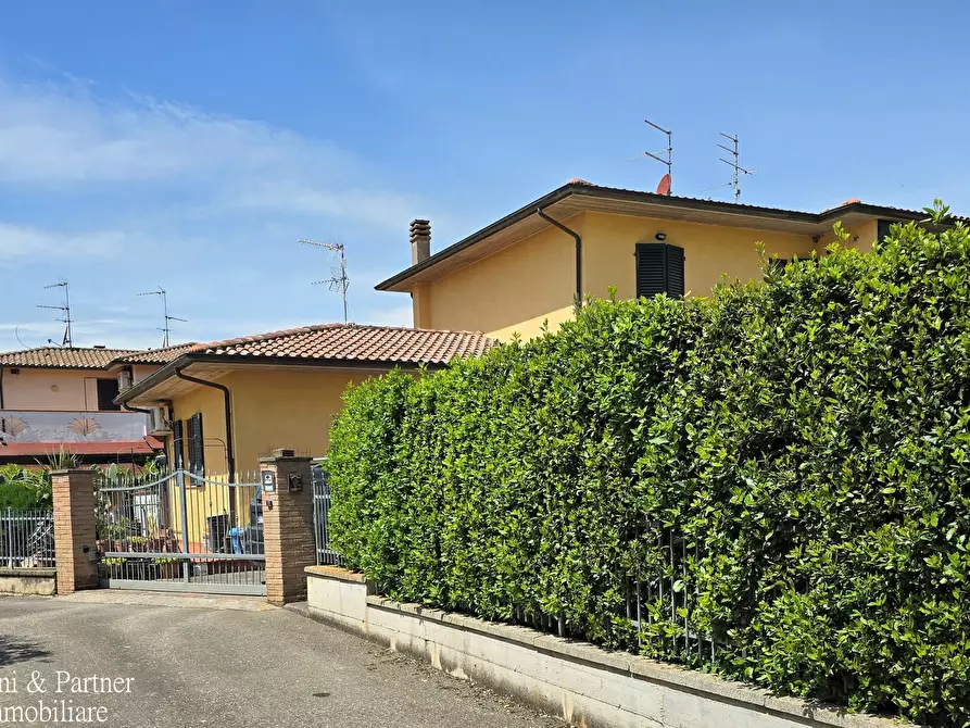 Immagine 1 di Casa trifamiliare in vendita  in Via Bagnolo a Castiglione Del Lago