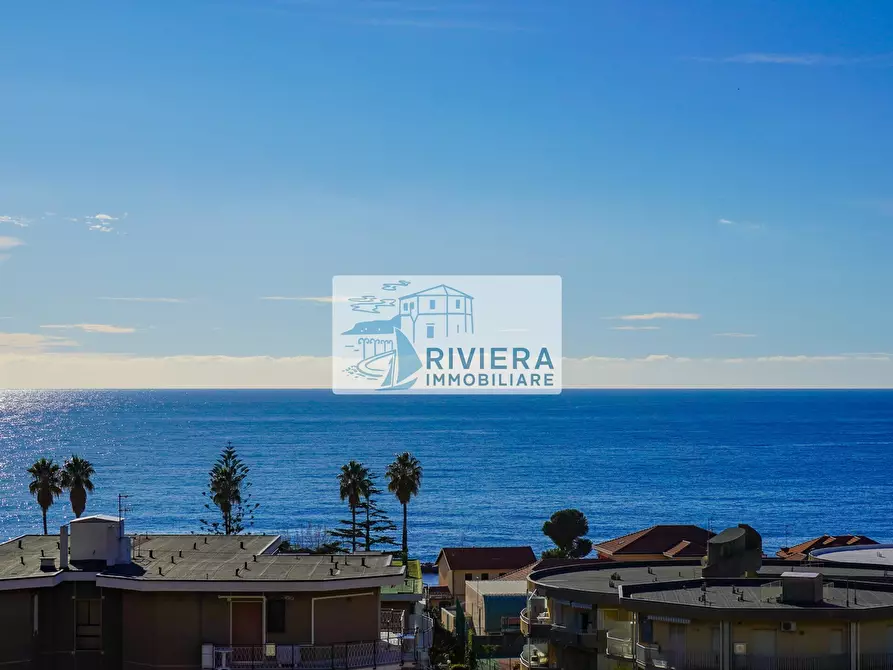 Immagine 1 di Trilocale in vendita  in Via Aurelia Ponente 86 a Santo Stefano Al Mare