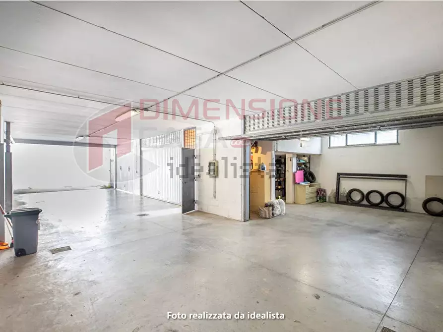 Immagine 28 di Quadrilocale in vendita  in Via delle due torri a Roma