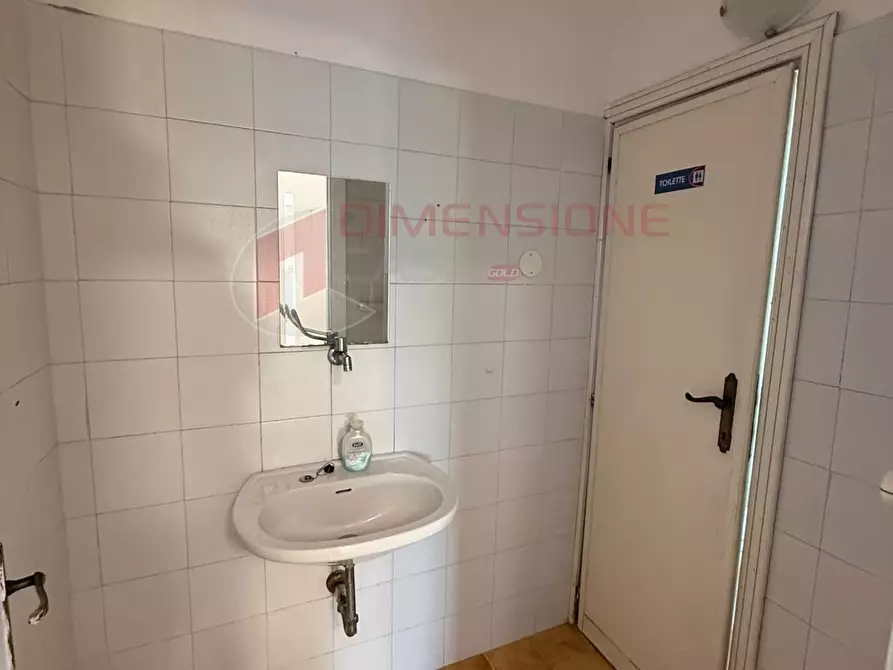 Immagine 6 di Locale commerciale in affitto  in Via della Riserva Nuova a Roma