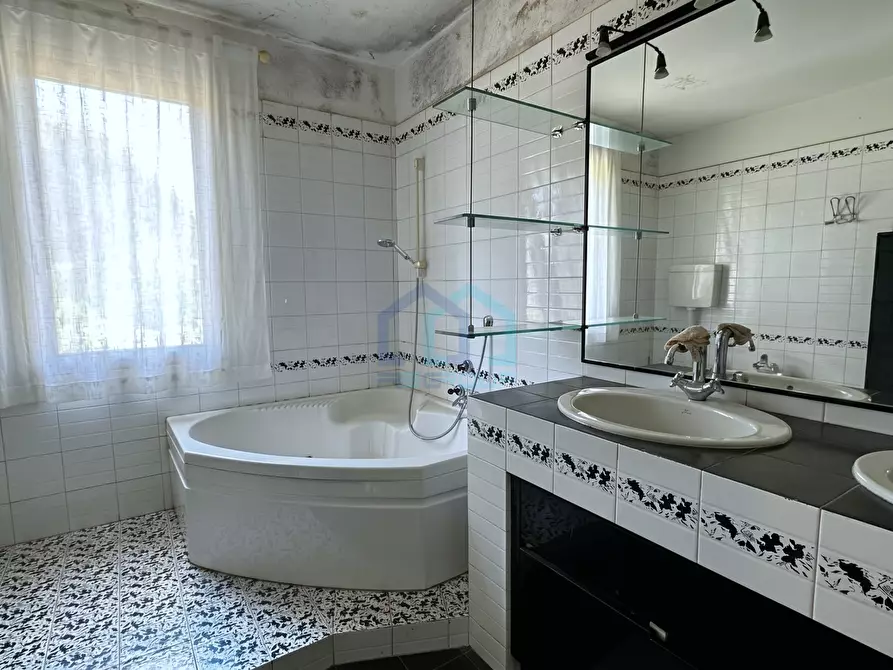 Immagine 17 di Villa in vendita  in Viale Vittorio Veneto 31 a Imperia
