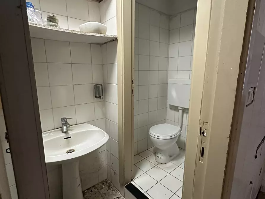 Immagine 3 di Locale commerciale in affitto  in Corso Giuseppe Garibaldi 12 a Chiavari