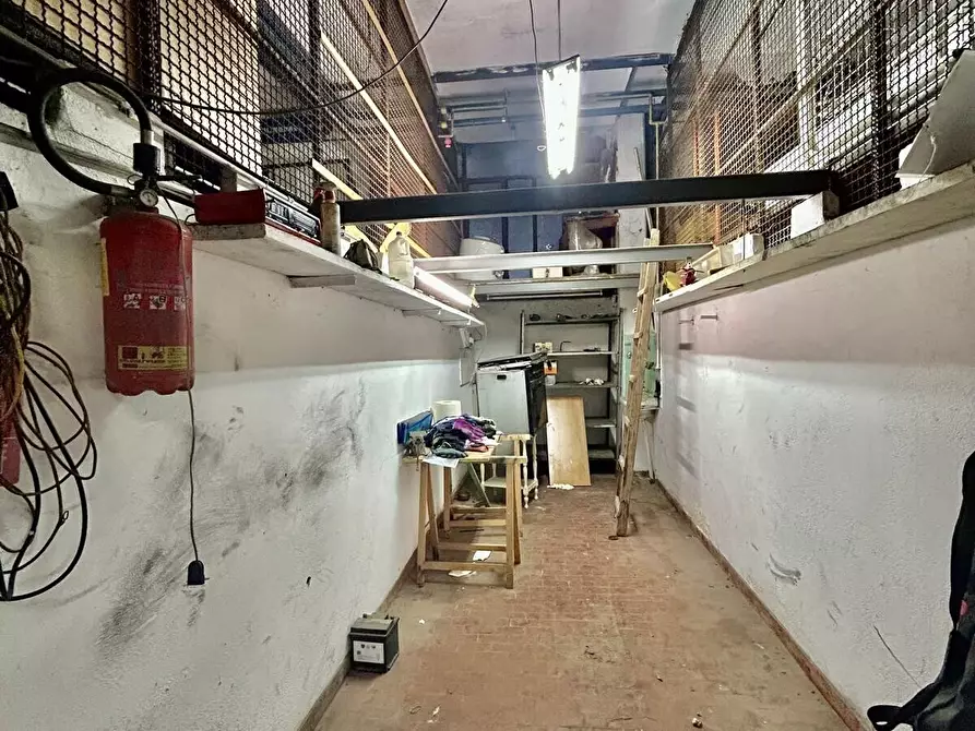 Immagine 10 di Garage in vendita  in Via Valdinievole a Firenze