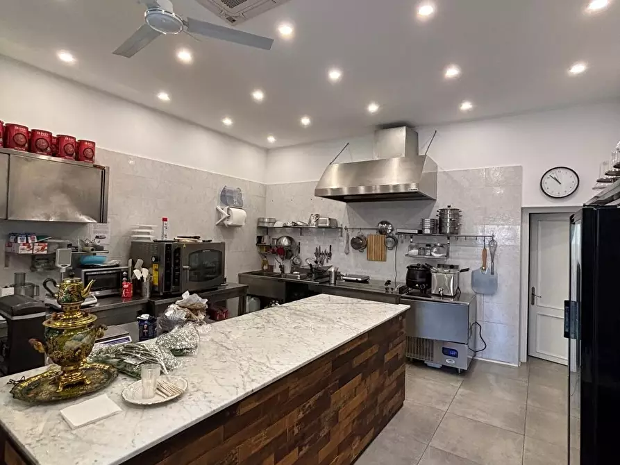 Immagine 7 di Locale commerciale in vendita  in Via di Ripoli a Firenze