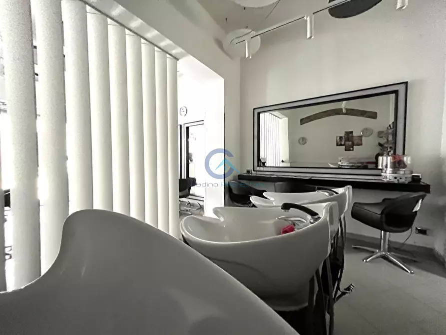 Immagine 4 di Locale commerciale in vendita  in Via Zara 3 a Catanzaro