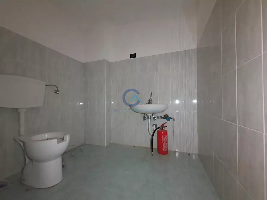 Immagine 5 di Locale commerciale in affitto  in Viale Magna Grecia 284 a Catanzaro