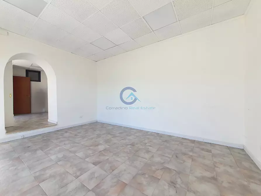 Immagine 3 di Locale commerciale in affitto  in Viale degli Angioini 93 a Catanzaro