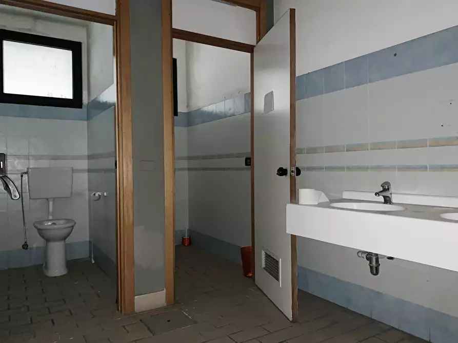 Immagine 12 di Ufficio in affitto  a Catanzaro