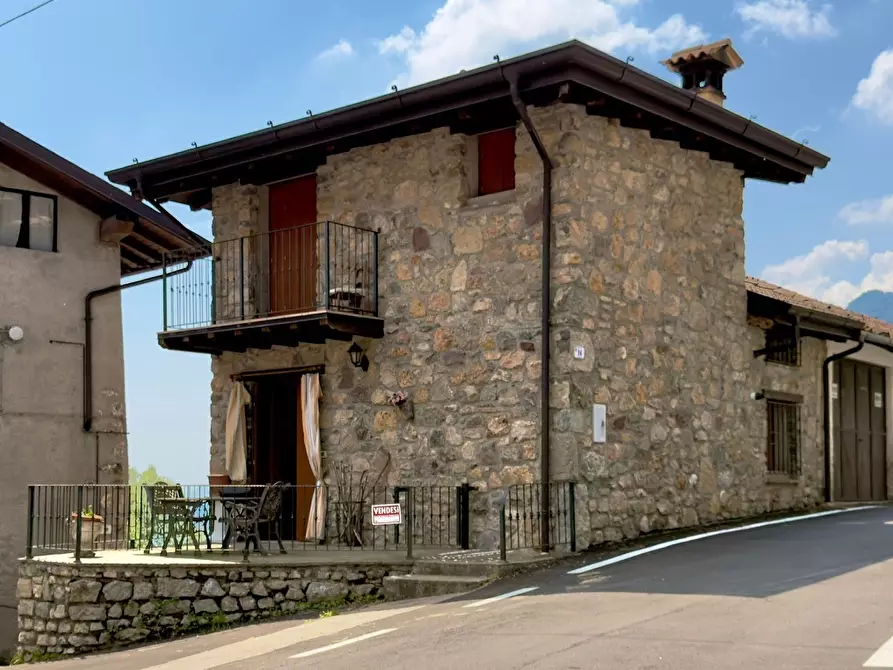 Immagine 1 di Porzione di casa in vendita  in Via Navono 1 a Pertica Alta