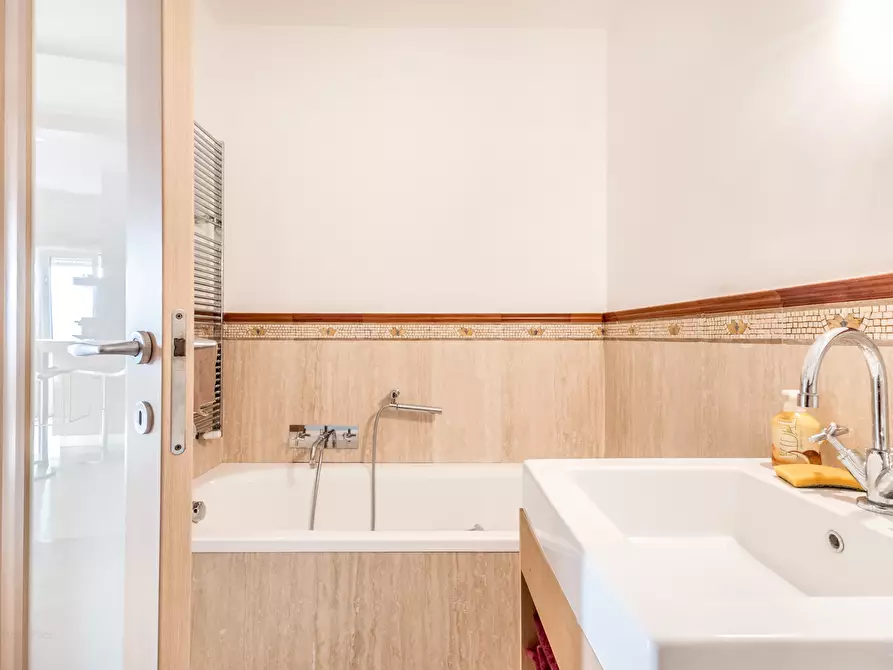 Immagine 25 di Trilocale in vendita  in Viale Capitan Casella 34 a Roma