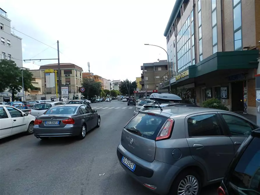 Immagine 3 di Locale commerciale in affitto  in Via dei Castani a Roma