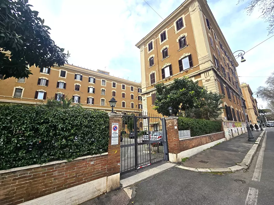 Immagine 1 di Trilocale in affitto  in Piazza di Santa Croce in Gerusalemme 1 a Roma