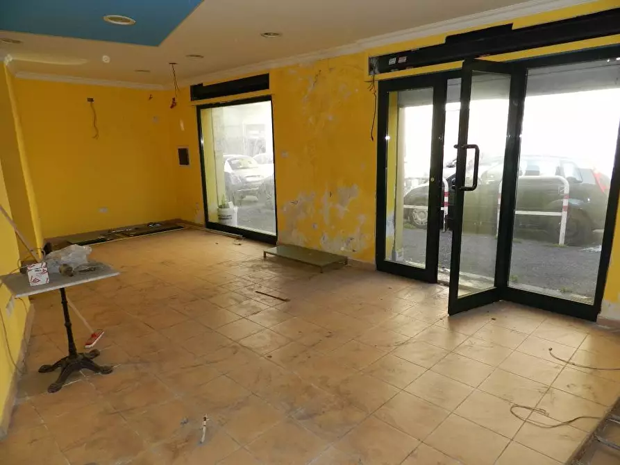 Immagine 7 di Locale commerciale in vendita  in via degli abeti a Roma