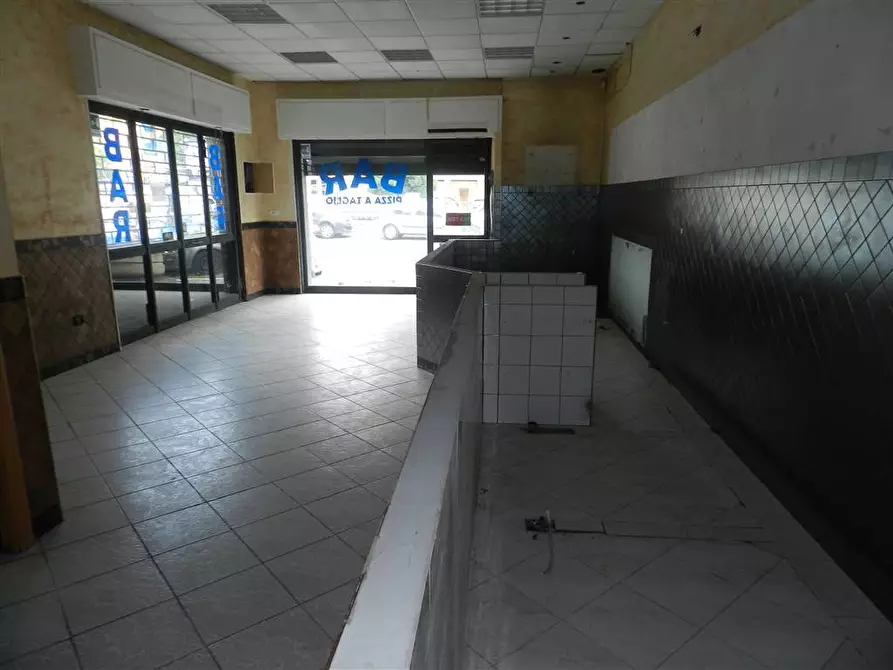 Immagine 4 di Locale commerciale in affitto  in Via dei Castani a Roma