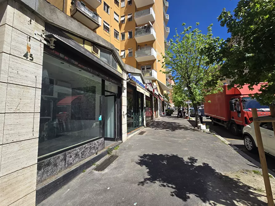 Immagine 17 di Locale commerciale in affitto  in Viale Somalia 47 a Roma