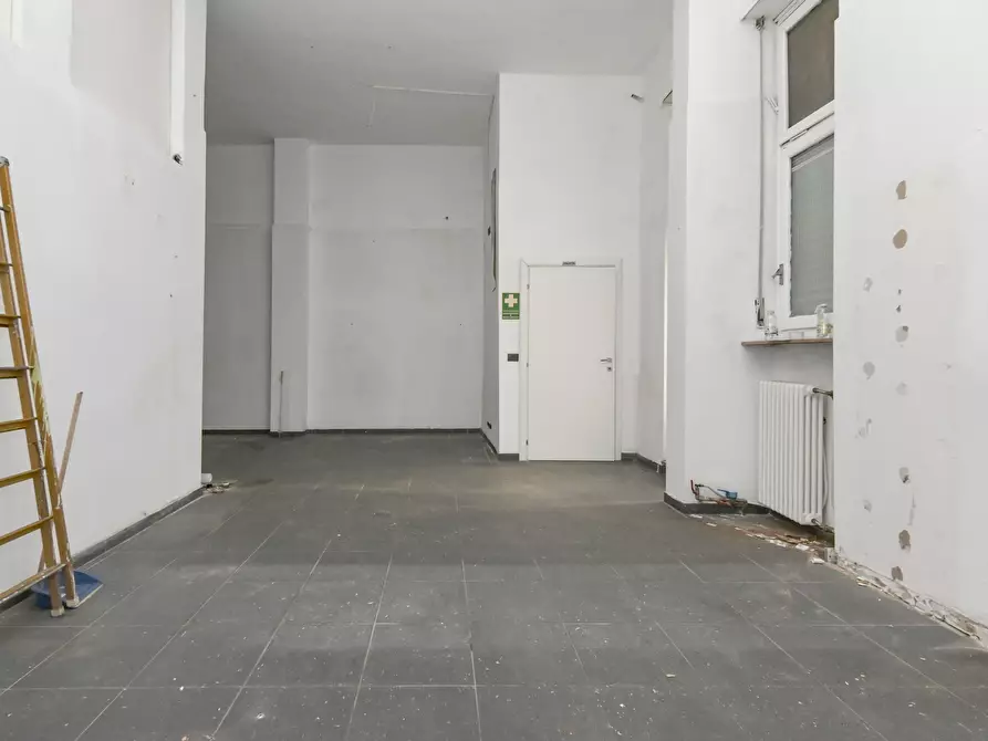 Immagine 14 di Locale commerciale in vendita  in via emanuel 22 a Torino