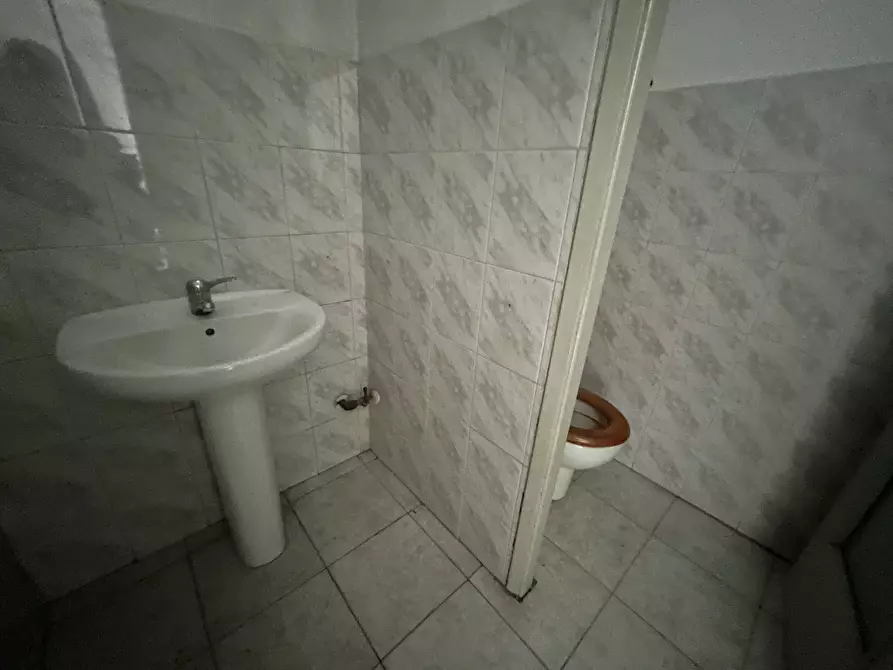 Immagine 5 di Locale commerciale in affitto  in Via Pietrino Belli 65 a Torino