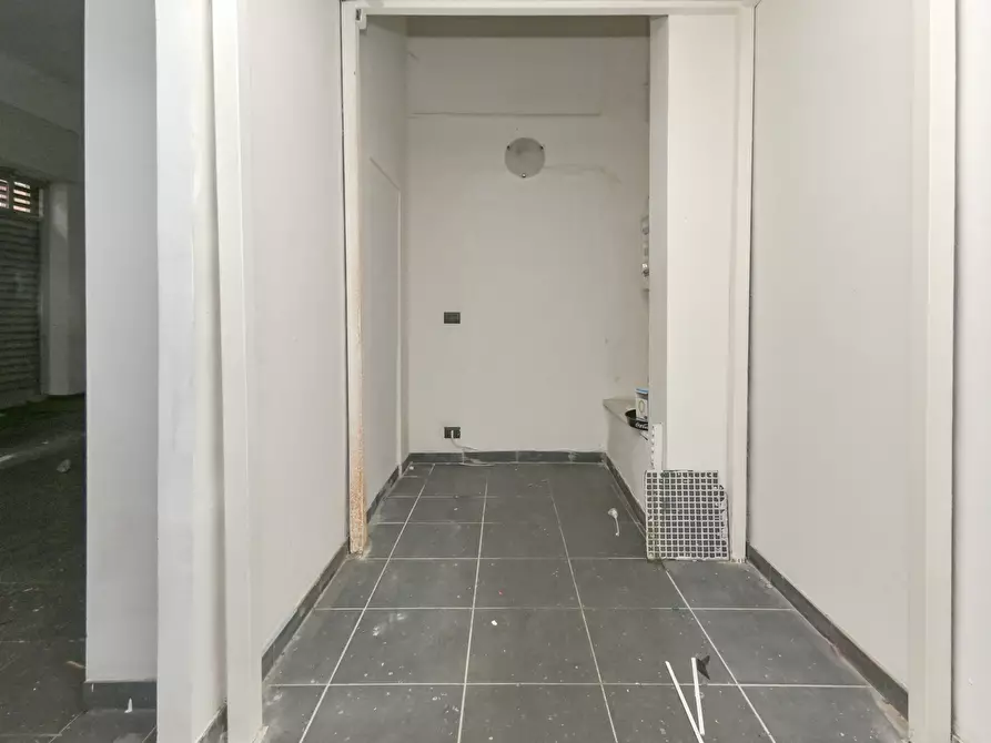 Immagine 19 di Locale commerciale in vendita  in via emanuel 22 a Torino