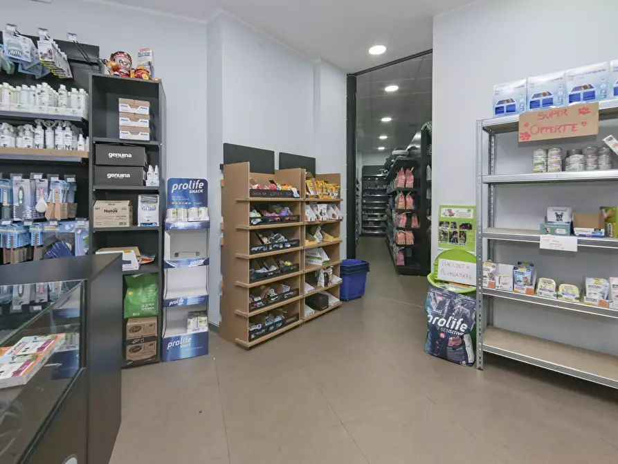 Immagine 9 di Locale commerciale in affitto  in piazza respighi 5 a Torino