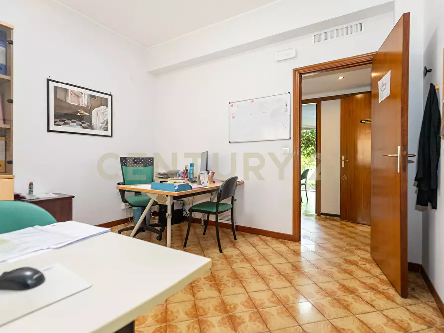 Immagine 18 di Pentalocale in vendita  in Via Grazia Deledda 2 a Catania