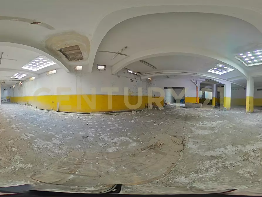 Immagine 38 di Locale commerciale in vendita  in Via Carnazza 37 a Tremestieri Etneo