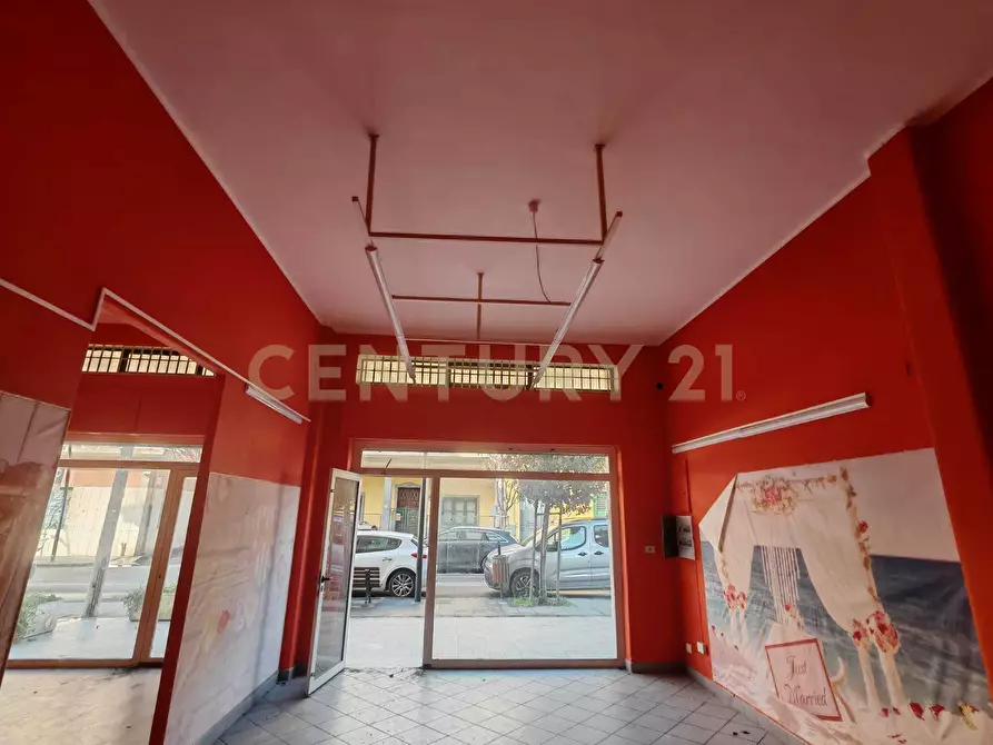 Immagine 5 di Locale commerciale in vendita  in Via Guglielmo Marconi 40 a Gravina Di Catania