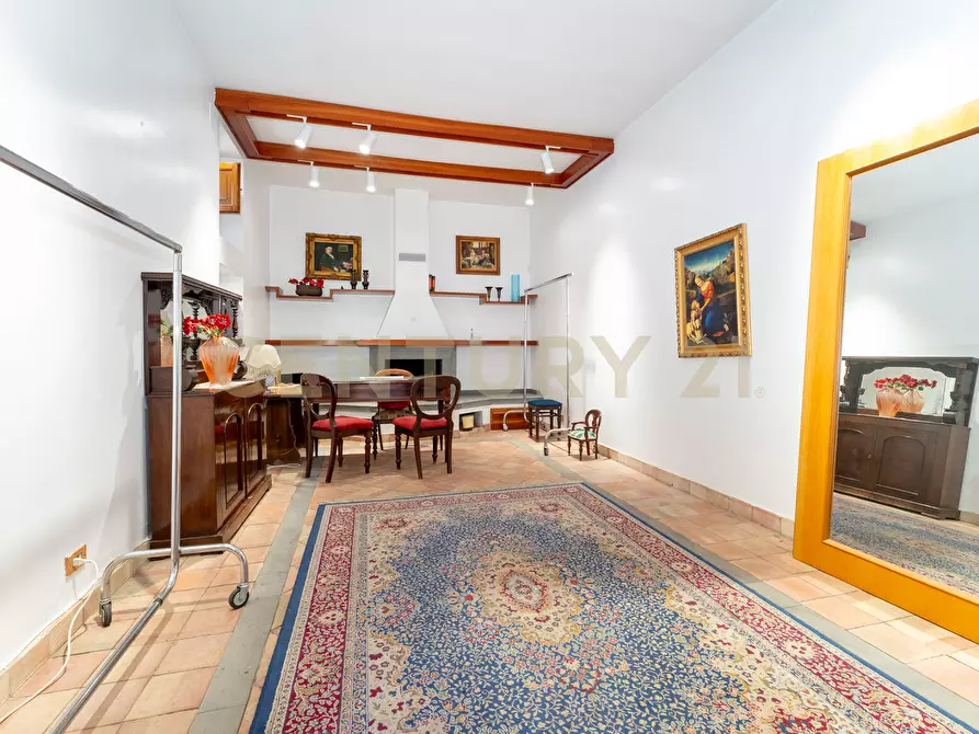 Immagine 11 di Locale commerciale in affitto  in Via Etnea 90 a Mascalucia