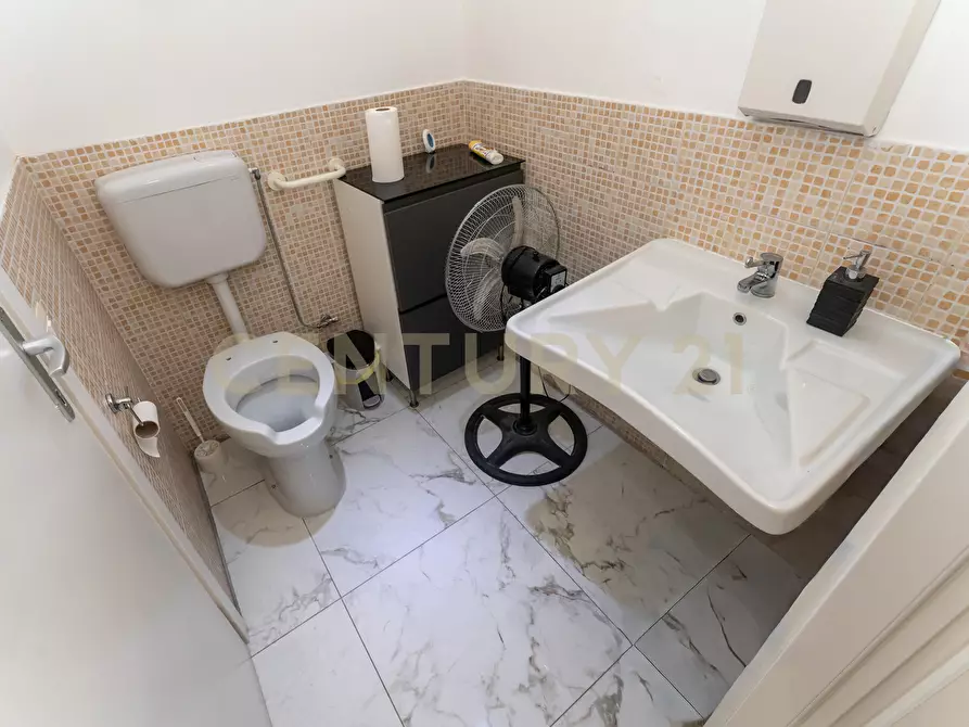 Immagine 29 di Locale commerciale in vendita  in Via Vittorio Emanuele II 113a a Gravina Di Catania