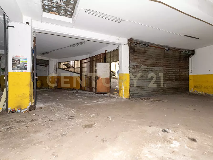 Immagine 25 di Locale commerciale in vendita  in Via Carnazza 37 a Tremestieri Etneo