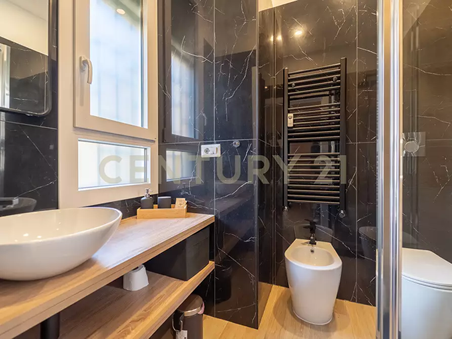 Immagine 10 di Bilocale in vendita  in Via Girolamo Benzoni a Roma