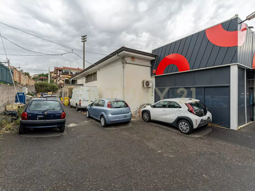 Immagine 11 di Locale commerciale in vendita  in Via Galermo 185 a Catania