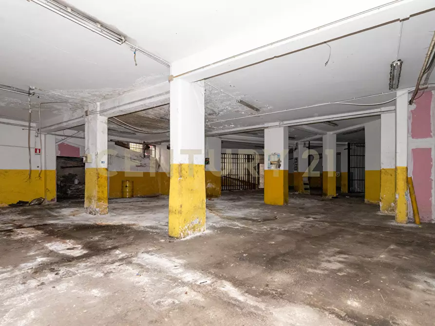 Immagine 32 di Locale commerciale in vendita  in Via Carnazza 37 a Tremestieri Etneo