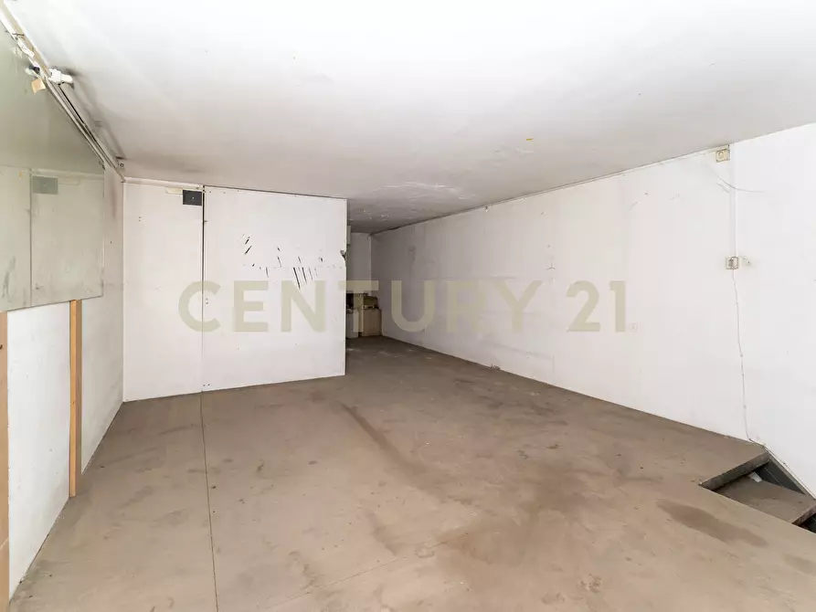 Immagine 23 di Locale commerciale in vendita  in Via Bronte 2 a Catania