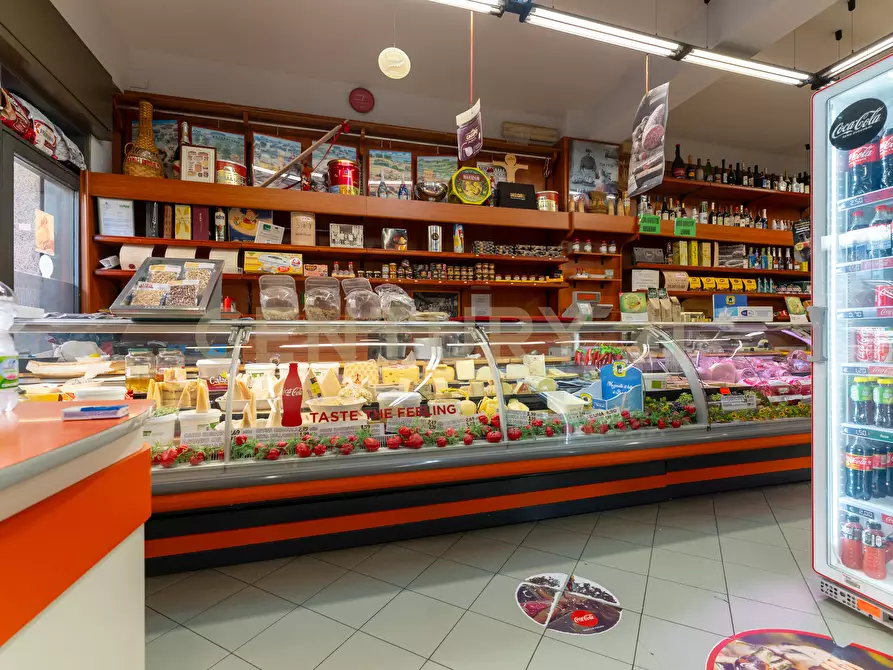 Immagine 8 di Locale commerciale in vendita  in Via Caronda 440 a Catania