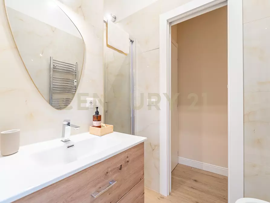 Immagine 16 di Bilocale in vendita  in Via Girolamo Benzoni a Roma