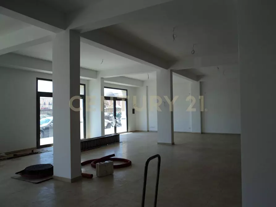 Immagine 5 di Locale commerciale in vendita  in Via Archimede 149 a Catania