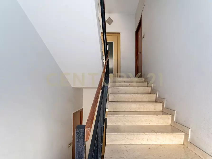 Immagine 10 di Pentalocale in vendita  in Via Fratelli Bandiera 13 a Gravina Di Catania