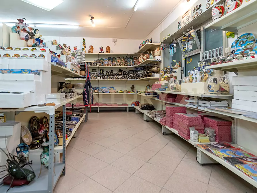 Immagine 9 di Locale commerciale in vendita  in Via Antonio Gramsci 3434 a Fiumefreddo Di Sicilia
