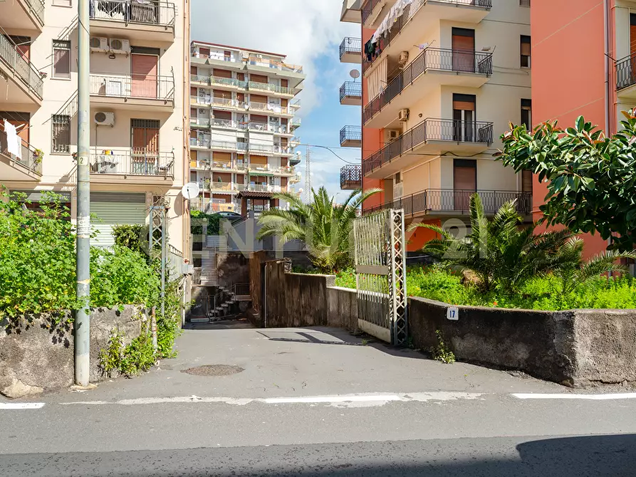 Immagine 42 di Pentalocale in vendita  in Via Carnazza 2 a Tremestieri Etneo