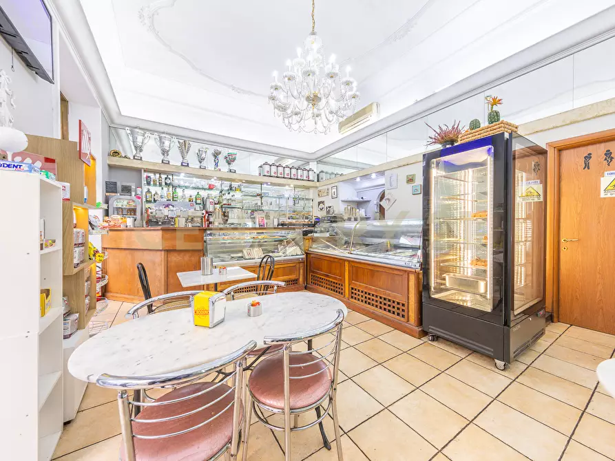 Immagine 17 di Quadrilocale in vendita  in Via Nemorense 26/28 a Roma