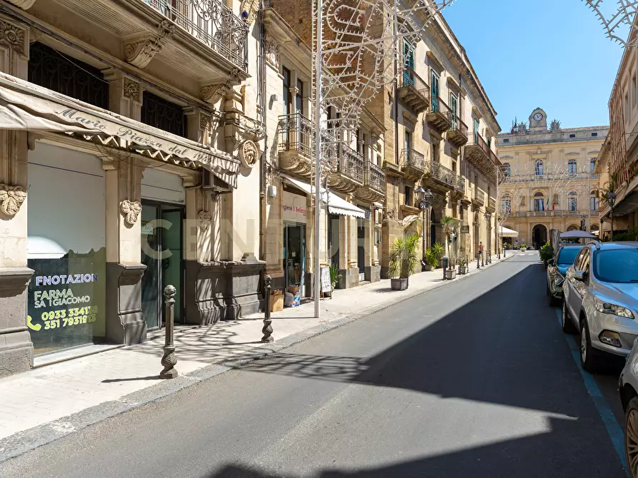 Immagine 7 di Locale commerciale in vendita  in Corso Vittorio Emanuele 20 a Caltagirone