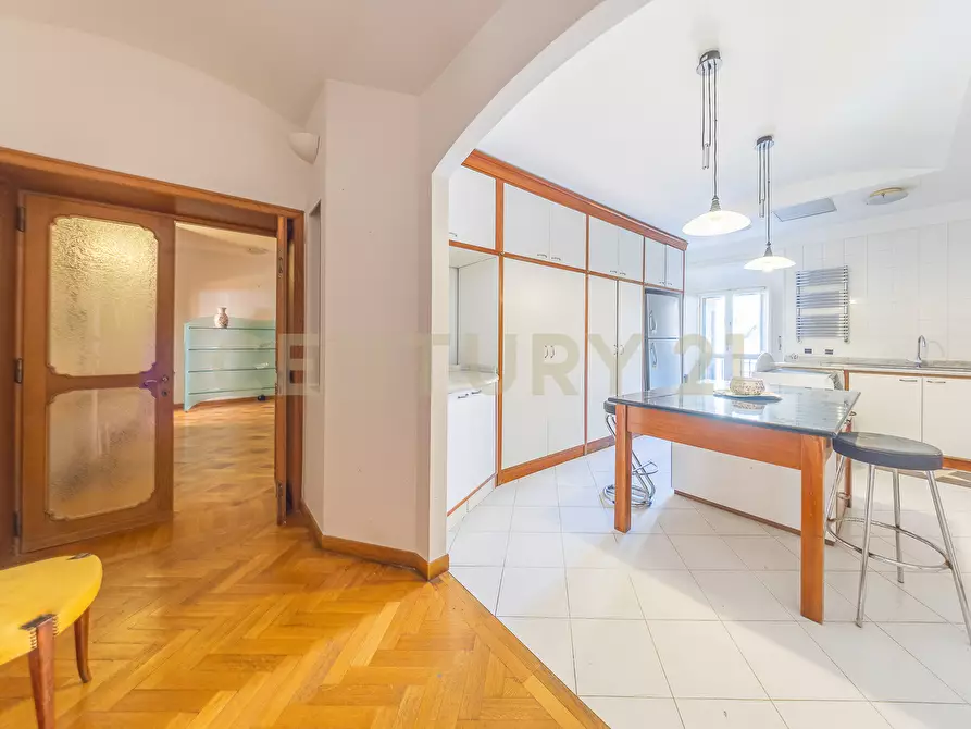 Immagine 28 di Pentalocale in vendita  in Via della Croce 71 a Roma