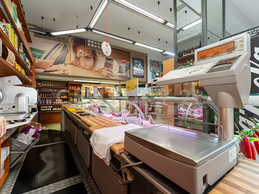 Immagine 27 di Locale commerciale in vendita  in Via Caronda 440 a Catania
