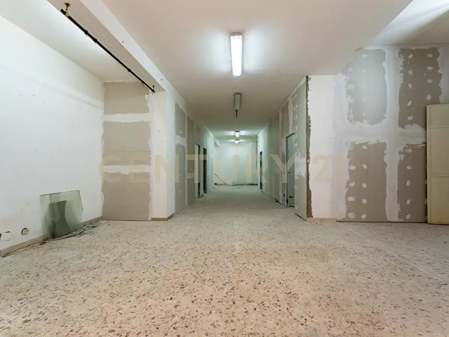 Immagine 12 di Pentalocale in vendita  in Via Duca Degli Abruzzi 54 a Catania