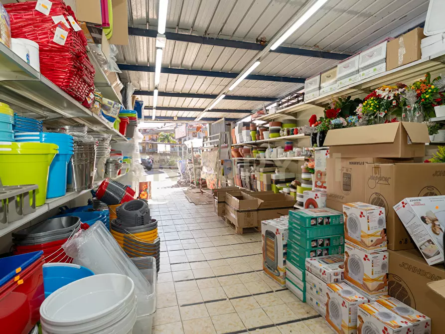 Immagine 30 di Attività commerciale in vendita  in Via Nizzeti 6 a Aci Catena