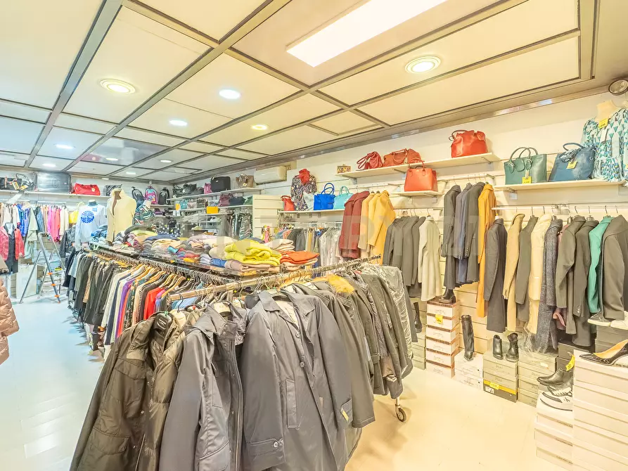 Immagine 27 di Attività commerciale in vendita  in Viale Liegi 49 a Roma