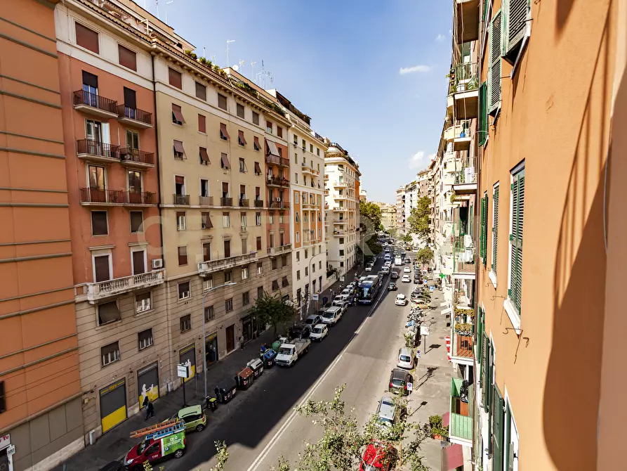 Immagine 18 di Trilocale in vendita  in Via Vetulonia 45 a Roma