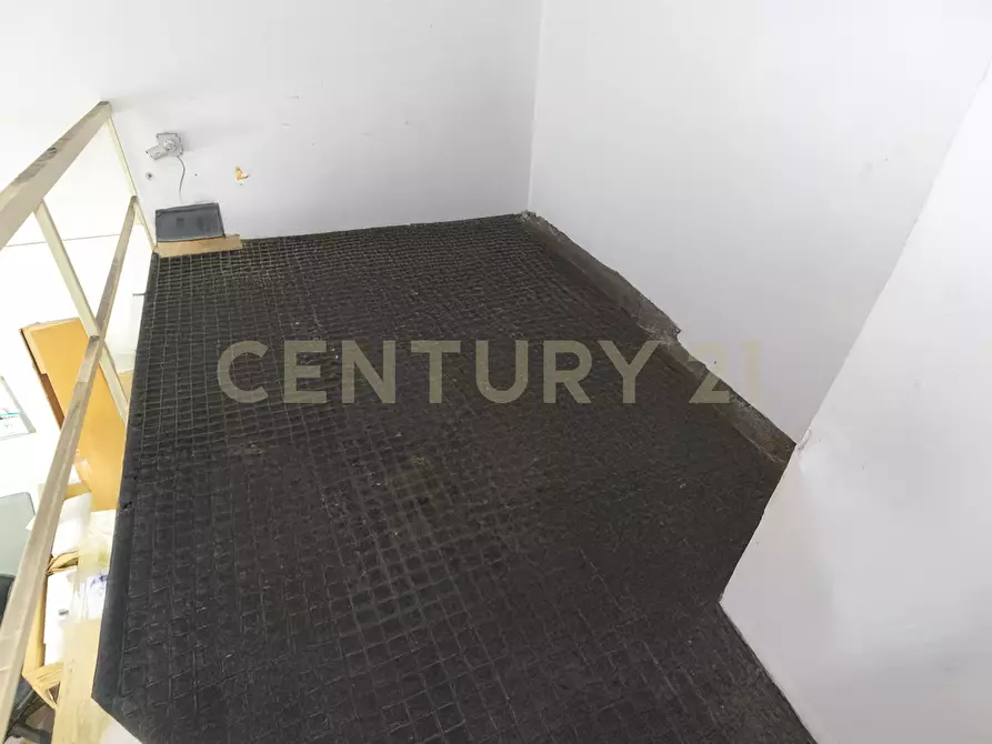 Immagine 25 di Locale commerciale in vendita  in Via Timoleone 1a a Catania