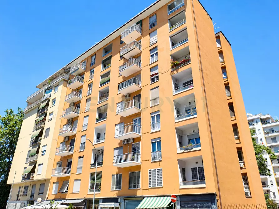 Immagine 12 di Attività commerciale in vendita  in Via Val Chisone 24 a Roma